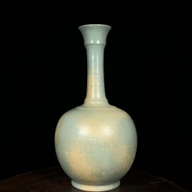 瓷长颈瓶：宋汝窑长颈瓶，高28直径13.5cm