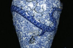 元青花雕刻海水龙纹梅瓶 高51厘米 直径28厘米