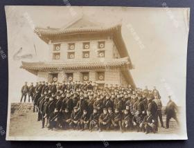 【秦皇岛旧影】1930年代 天下第一关山海关箭楼“镇东楼”下日本海军陆战队合影照一张（镇东楼，坐落在山海关城镇东门城台之上，始建于明洪武十四年，初建时原为城楼型制，清乾隆年间重修时改为箭楼，楼内外共悬挂三块“天下第一关”巨匾，故名天下第一关。1933年1月“山海关战斗”期间，为了攻破山海关城防，日军不惜调动陆、海、空三军的兵力，布成了陆、海、空联合进攻的阵势，最终于1月3日占领山海关。）