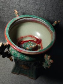 老窑鼎龙赏瓶，开片自然，绿意盎然，金色图案点缀其间，底部镶嵌金色圆形装饰，尽显典雅之风。独特魅力愈发彰显，高贵与典雅的气质扑面而来。