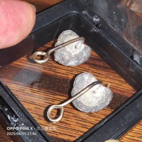老银锁扣一对 花纹精美 做工精致 每个带挂钩 可做装饰品 品相完整 包浆自然