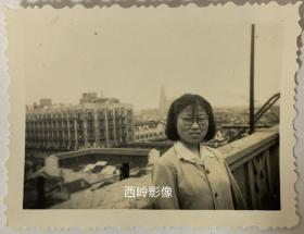 【老照片】1950年代在高楼楼顶留影的戴眼镜女孩 （背景城市是上海吗？）