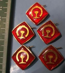 红色铁路徽章，每枚五元，背面有豫铁二字，需要几枚任意选购，需要联系我。