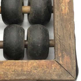 60年代勤俭牌13档算盘，长36宽18高3.3厘米，很重有1250克，珠子好像是塑胶的，铜包角不松动，整体完好（品如图）