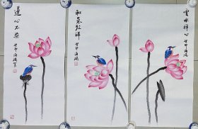 荷花，禅意三条屏，贾海瑞老师，准大红袍画家，荣宝斋签约画家。国家一级美术师。张大千笔意传承人，都是海瑞老师纯手绘亲笔所画，假一赔万，正面一幅画，背面一幅画，都是本人精心收藏的，实际画的比照片拍出来要漂亮的多，笔法苍劲有力，浓淡干湿焦，行云流水，有收藏证书的。34×68的，家里客厅，卧室，玄关，书房都可悬挂，大气，家中有字画，必是富贵家，闭眼入，真的特别好看。带老师合影和收藏证书。