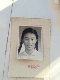 老照片 50年代美女照  照片尺寸8.3x6cm，南京长城艺术照相