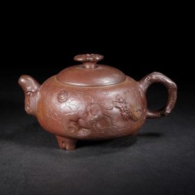 品名：供春（高温窑变），
底款：燕亭
尺寸：18/9cm
容量：450cc
紫砂分类：原矿底槽清
底款介绍：蒋燕亭，清末民初宜兴紫砂名工。号志臣，鸿臬，亦名彦亭、夔庭。江苏宜兴川埠潜洛村人。工治壶，尤擅仿作。