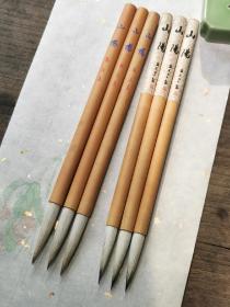 70年代盛文堂兼毫老毛笔“山阳”两种。库存笔，未使用。日本传统制笔工艺，那时的毛笔都是纯动物毛，笔形偏长峰。左侧出锋4.8，直径0.95厘米。右侧出锋4.3，直径0.9厘米。均为45元一支，两支以上包邮。