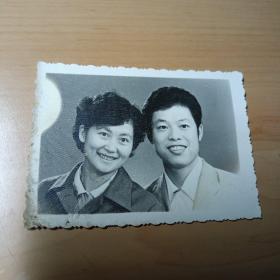 老照片–恩爱夫妻合影（背面有二人名字）