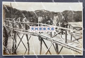 【潮州旧影】1930年代早期 潮州中山公园内潮州西湖湖心亭旁木构虹桥上福州东瀛学校校长等台湾总督府派遣华南各地台湾籍民学校骨干以葫芦山为背景合影照一张（潮州西湖一般指西湖以及其背靠的葫芦山，西湖公园在民国时期又称潮州中山公园，民国初年，潮州西湖重辟，如今的涵碧楼、湖心亭皆为当时所建。）