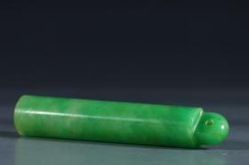 清代，翡翠素面翎管规格：长7.4cm直径1.4cm重23g此件翎管，翡翠为材，切磨规整，质地莹润，青翠欲滴。翎管圆柱体，一端中空，顶端一孔，孔型规整。翎管用料上乘，做工精细，且保存完好，值得藏家珍爱收藏。