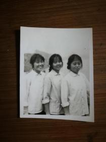 ●怀旧老照片：《姐妹》【6X5公分】！