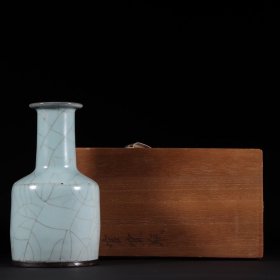 官窑青釉纸缒瓶高度19.5cm，口径6.5cm，肚经11cm，底经10.4cm