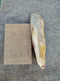 叶林心，男，1966年10月出生，福建闽侯人，师从韩天衡先生 。福建省人民政府授予“福建省工艺美术大师”，中国民协寿山石专业委员会授予“中国寿山石雕刻名家”。 现任福建商学院艺术设计学院院长、教授 ，福建省书法家协会第五届副主席