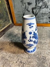 80年代，乾隆款，青花清水瓶一只
