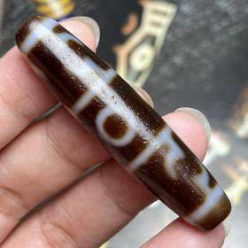 藏传天珠
 尺寸：56*13毫米风化清晰明显