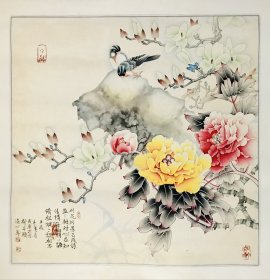 何茂卓 68*67 纸本镜心1970年生于山东莒县，2005年结业于中国美协首届花鸟班，研究生毕业。中国辞赋院副秘书长，文化部青联美术工作委员会委员，民革中央画院理事，北京市民革党员，中国美术家协会会员[1]，中国工笔画协会理事，国家一级美术师，北京东方大学艺术学院教授，北京中山文化交流协会理事，世界何氏书画院副院长，国家一级美术师，中国一带一路文化交流促进会副秘书长。