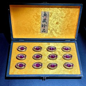 乾隆款红星光宝石元宝一盒 5.0×3.1×1.4㎝ 大戒面2.5×1.8㎝ 小戒面0.8㎝ 单重55克