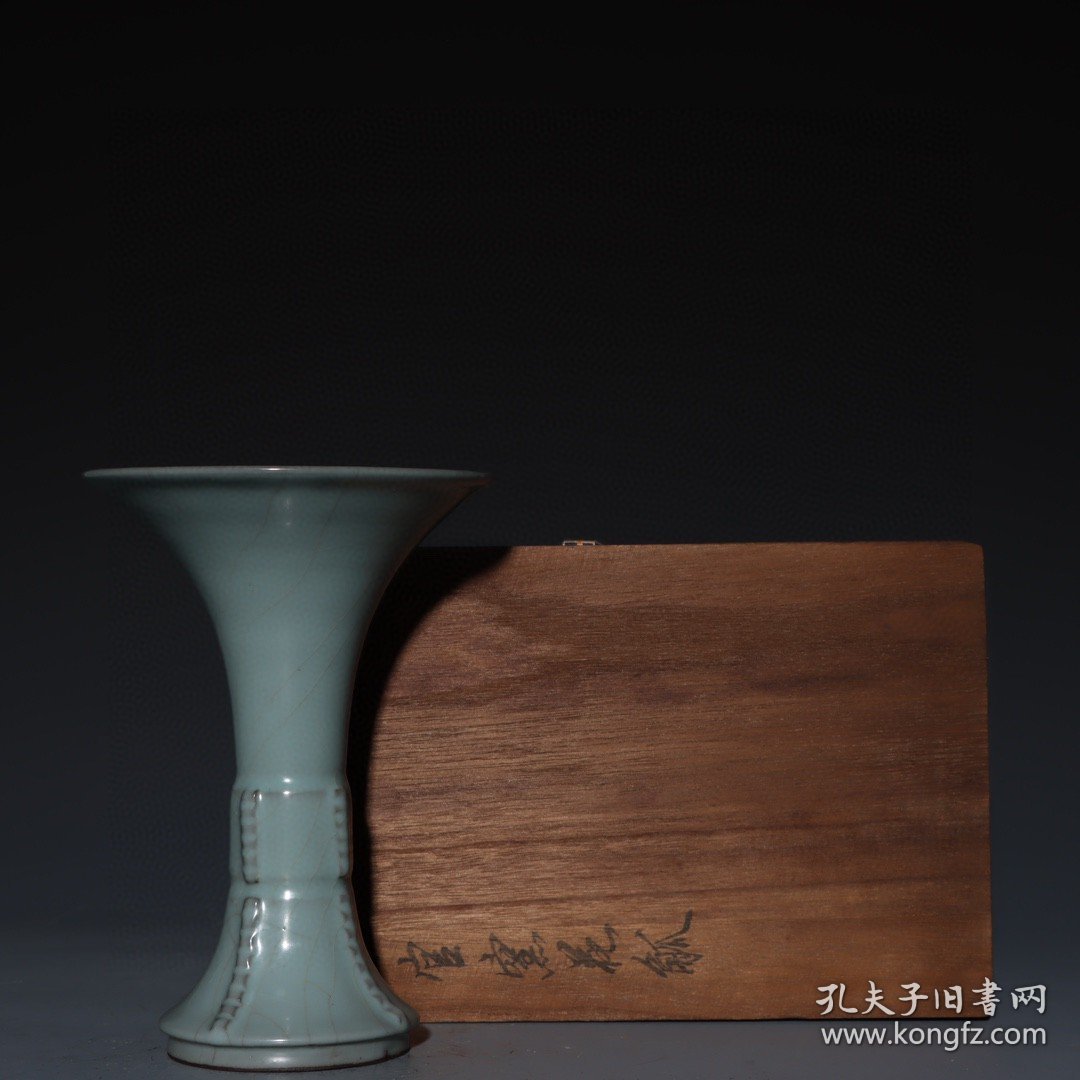 旧藏宋官窑粉青釉花觚高度20.5cm，口径14.6cm，肚径5.5cm.底径8.5cm。