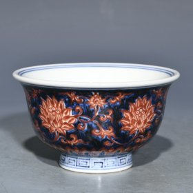 明宣德青花矾红花卉纹压手杯，高5.3cm直径9.5cm