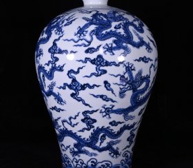 清青花龙纹梅瓶，高35×23厘米