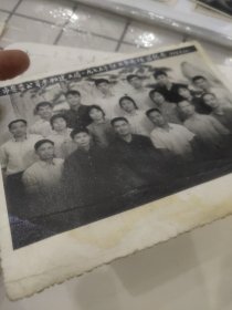 武汉市安装公司参加建工局1975年职工乒乓球赛纪念合照（迎客松布景）