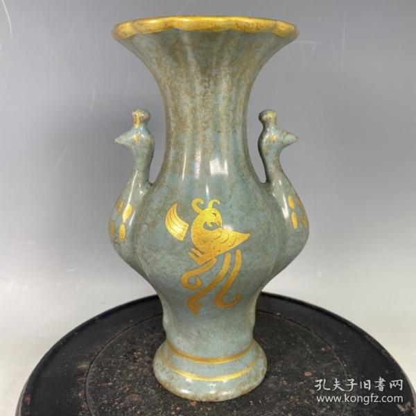 旧藏宝贝！宋汝窑描金赏瓶！本品器型周正，手工制作，做工精美。釉色漂亮，老化明显，磨损自然，保存完好，值得收藏。尺寸18*11厘米．