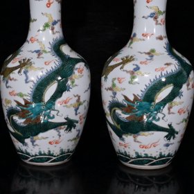 大清乾隆粉彩龙纹瓶（25×12cm）