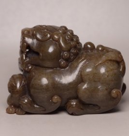 和田玉狮，事事如意 规格: 8.9×6.0×5.0厘米 重 423克。 玉质温润细腻，沁色自然，刀功老道，皮壳包浆一流，雕刻生动，线条流畅，品相完美！