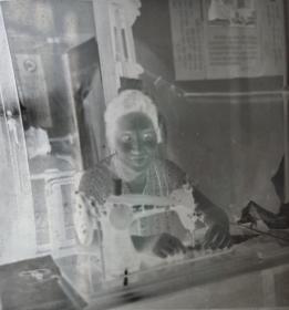 在毛主席语前妇女操作工轮缝纫机底片