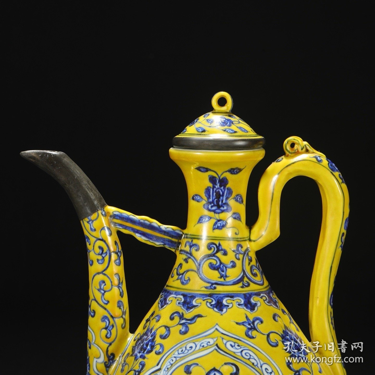 明代 永乐黄地青花开窗花卉纹银口大执壶 尺寸：高32.5公分 口径6.5公分 直径24公分