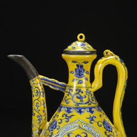 明代 永乐黄地青花开窗花卉纹银口大执壶 尺寸：高32.5公分 口径6.5公分 直径24公分