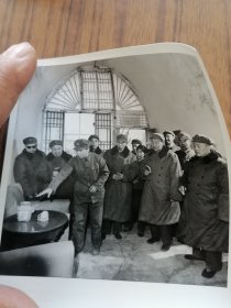 老照片山西省蓸中南政委和军队干部手拿红宝书参观合影