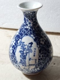 蓝釉白花惜春人物开窗青花瓶(直径11cm高17cm)