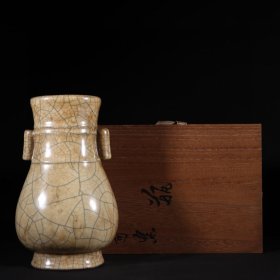 旧藏宋代哥窑“养心殿”款贯耳瓶