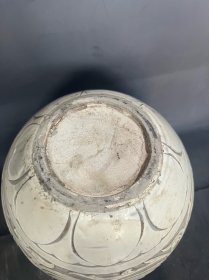 磁州窑白釉刻花罐