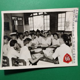 1976年厦门大学工农兵学院教师和人民解放军指战员。一起讨论鲁迅《两地书》注释稿。