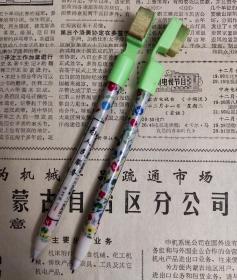 纪念毛主席诞辰100周年自动铅笔绿色一支
有鲜花献给毛主席,为人民服务,好好学习天天向上的字样。
很有纪念意义，欢迎收藏
标价为一支的价格