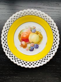 德国Bavaria制Shumann经典水果图案陶瓷果盘Arzburg，直径7英寸/17.8cm。精致镂空边设计，少许少许丢金，保存完好。轻微使用痕迹，不影响美观和使用