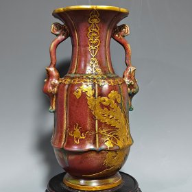 收藏品！宋官窑钧窑变刻字描金包口双耳瑞兽《金蟾缠身》赏瓶摆件：此造型美观精致，纯手工制作，做工精细。胎质细腻光滑，老味十足，自然磨损，极其少有。值得收藏。尺寸39x20厘米