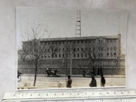 民国早期 北京东交民巷外国使馆建筑大街上的行人、黄包车夫原版老照片