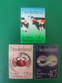 荷兰邮票 1974年各种纪念-家畜协会150周年 奶牛 ，癌症研究基金会 透镜下被剑穿刺的蟹，皇家救生协会150周年 望远镜看到的失事船 3全新