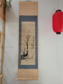 花开南枝早逢春。
古笔梅花图，老年份 钤章，石槎？尾图画家介绍。
画面尺寸91/31公分，纸本，后期装裱立轴，品相不错。