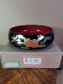 日本木胎漆器金莳绘果子器
日本石楠花菓子钵一枚
尺寸：直径19厘米，高7厘米
产品描述：年久有磨损，其他未尽事宜及品相如图。
一木挖 有原纸盒