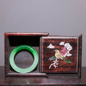 珍藏珍品旧藏紫檀盒收藏冰种飘花手镯一套 紫檀镶嵌七彩贝壳 高冰手镯纹路清晰 古朴雅致。 长13厘米宽13厘米高5厘米一套重380克圈口6.1