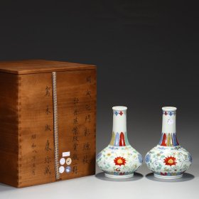 瓷赏瓶：旧藏 斗彩缠枝花卉蕉叶纹赏瓶一对 尺寸：高20.5公分 口径4公分 肚径13公分