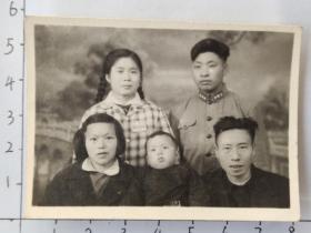 中国人民解放军着55式军装与家人合影照片后排粗辫子美女佩戴湖南幼师布标(杨庆云相册)