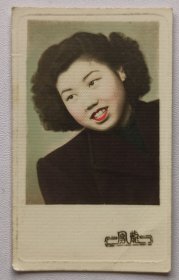 民国时期龙凤照相馆拍摄《女子半身照》原版手工上色老照片1张，背面有依珍手写签赠文字