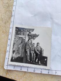 60年代母女三人西山龙门合影照