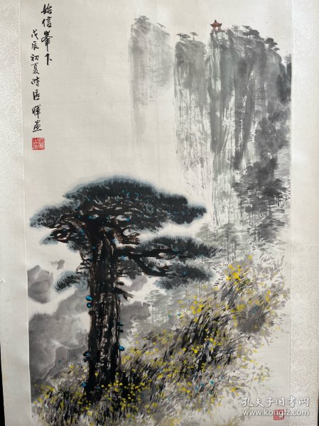 区晖 1933年生于广州，广东南海人，现任广州画院国画研究室主任，专业画家。先后受教于关山月、黎雄才、李铁夫等教授